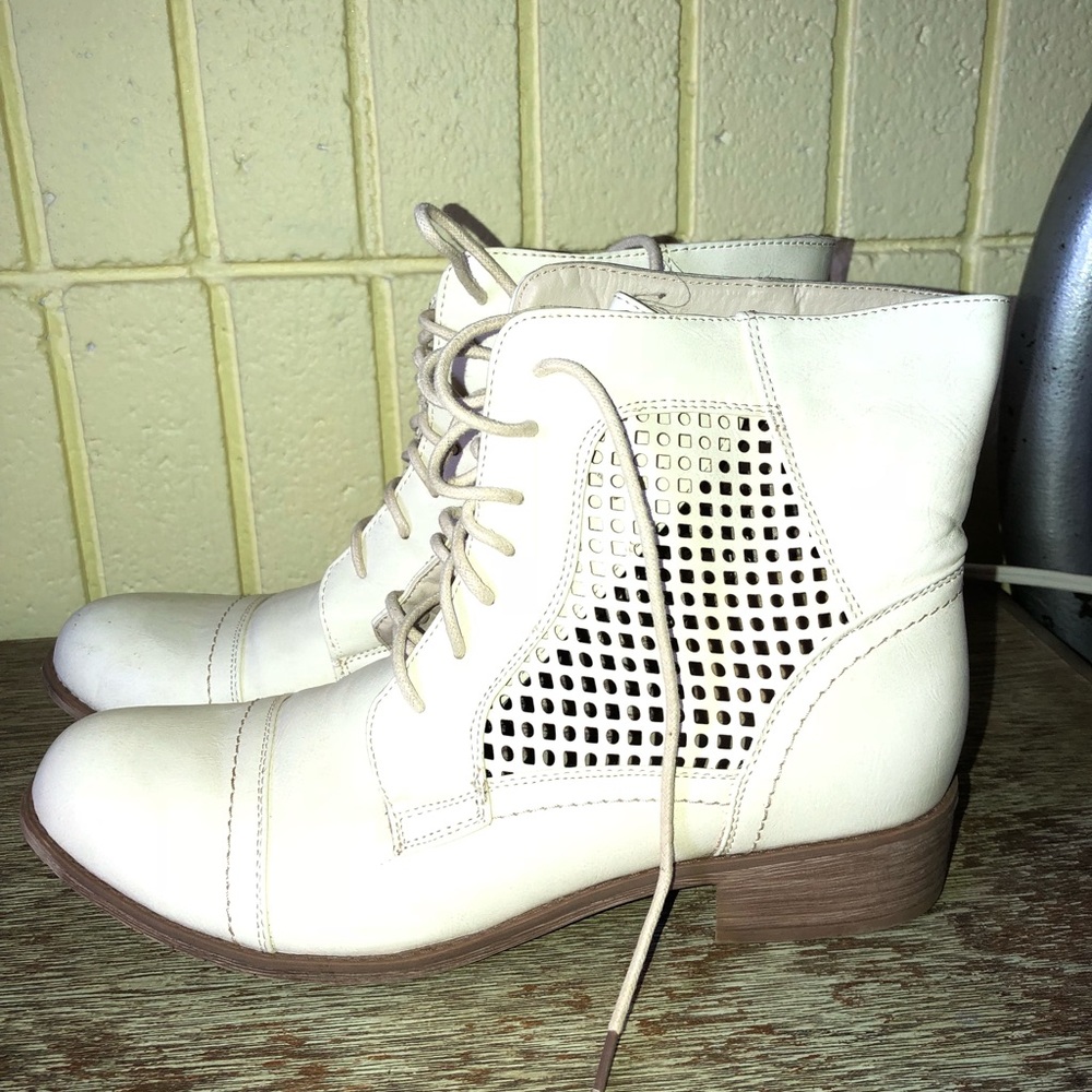 Block Poppy. Lace Up Booties. Light beige/offwhite